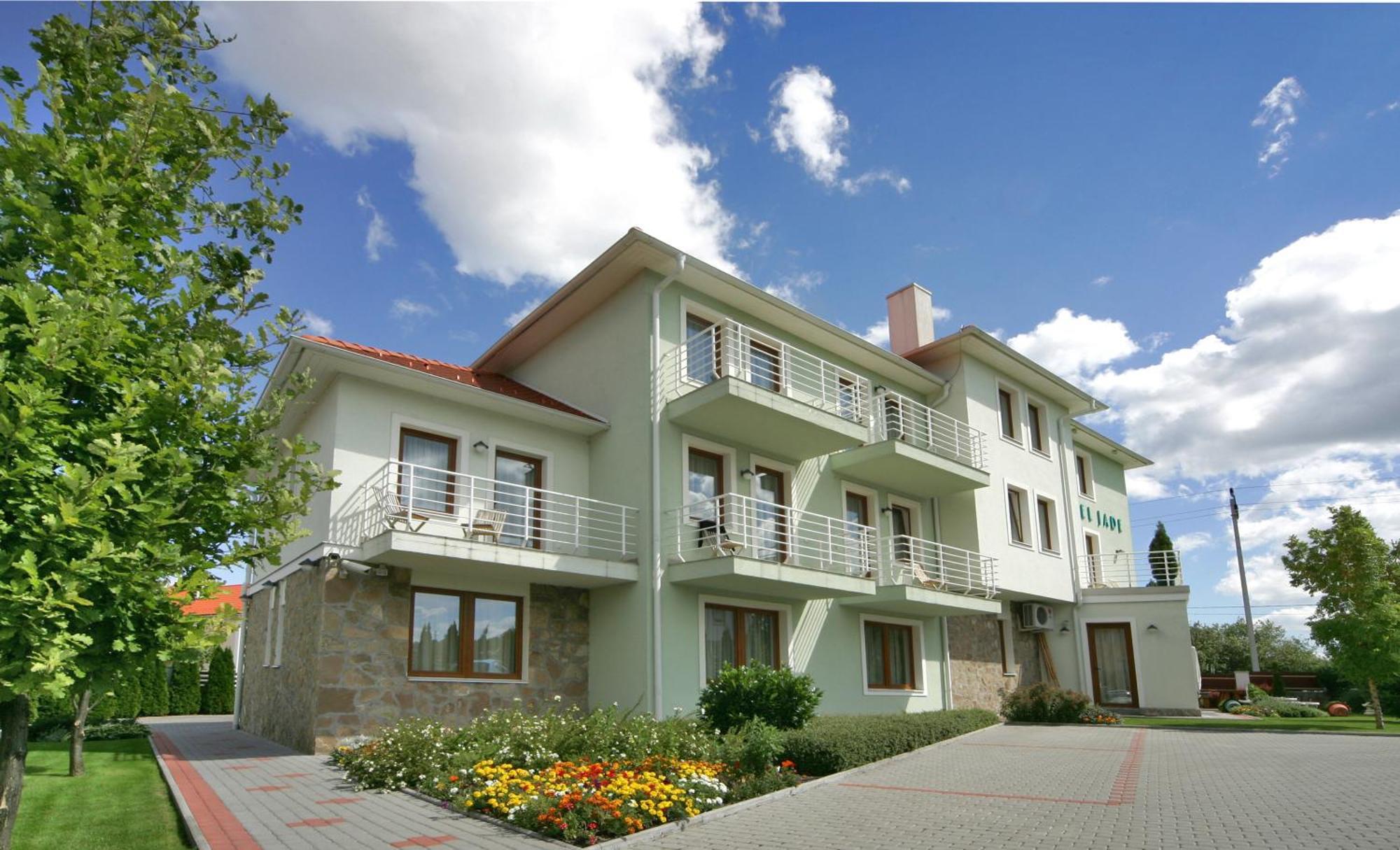 Jade Hotel-Ezuesthid Hotel Veszprém Dış mekan fotoğraf