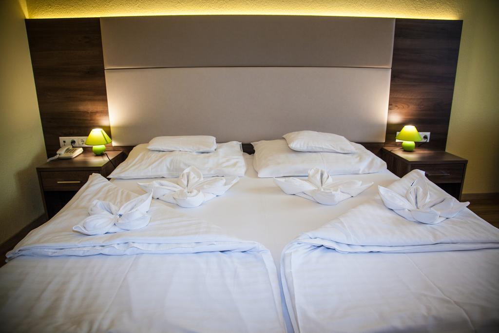 Jade Hotel-Ezuesthid Hotel Veszprém Dış mekan fotoğraf