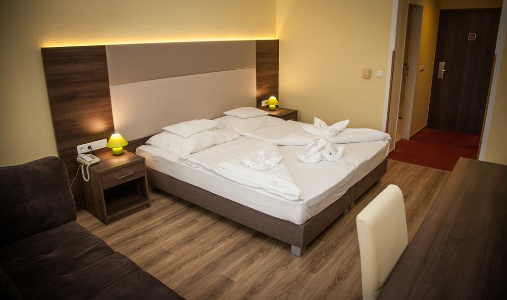 Jade Hotel-Ezuesthid Hotel Veszprém Dış mekan fotoğraf