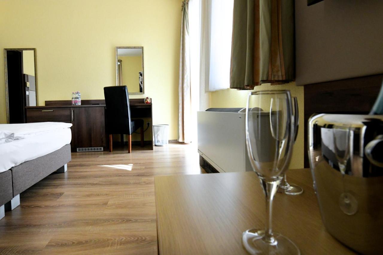 Jade Hotel-Ezuesthid Hotel Veszprém Dış mekan fotoğraf