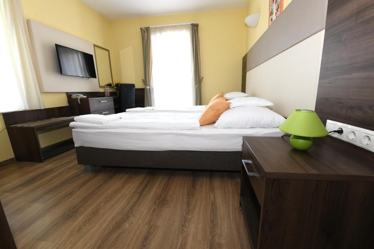 Jade Hotel-Ezuesthid Hotel Veszprém Dış mekan fotoğraf