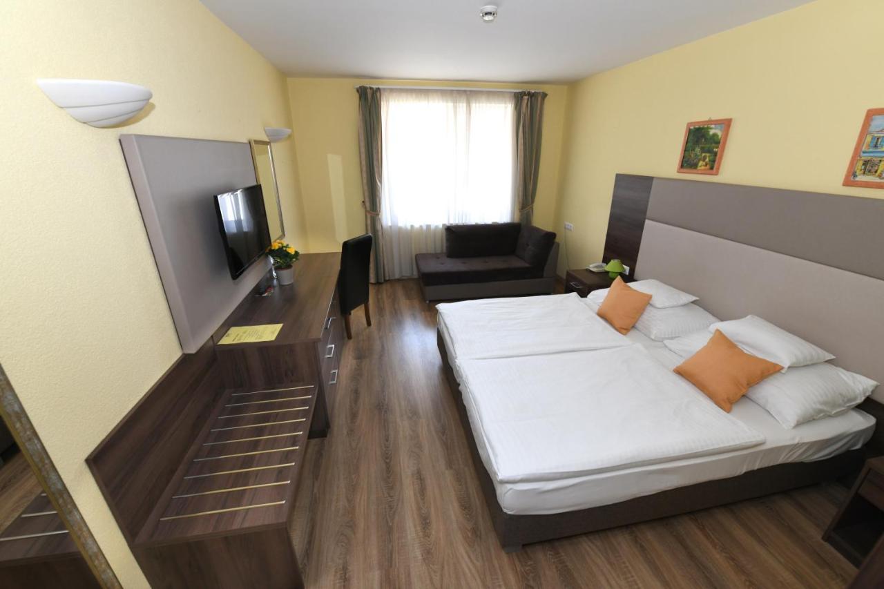 Jade Hotel-Ezuesthid Hotel Veszprém Dış mekan fotoğraf
