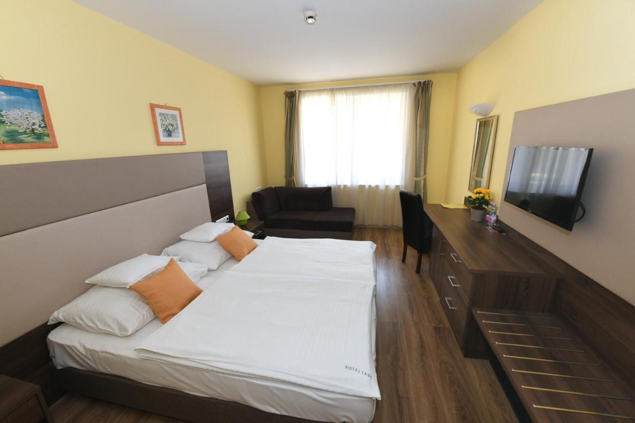 Jade Hotel-Ezuesthid Hotel Veszprém Dış mekan fotoğraf