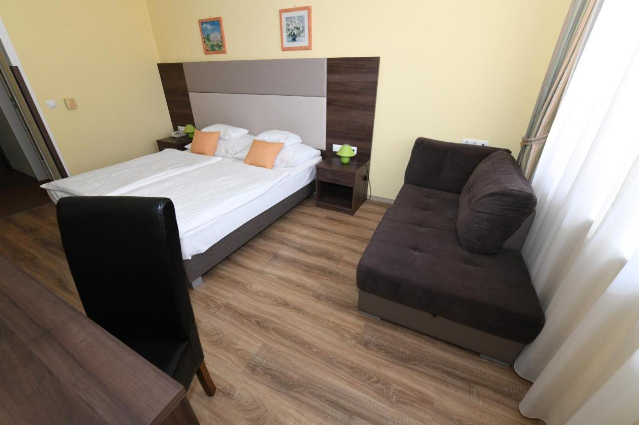 Jade Hotel-Ezuesthid Hotel Veszprém Dış mekan fotoğraf