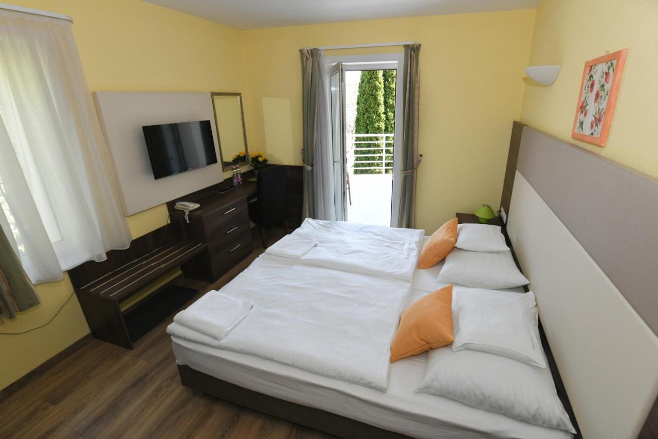 Jade Hotel-Ezuesthid Hotel Veszprém Dış mekan fotoğraf